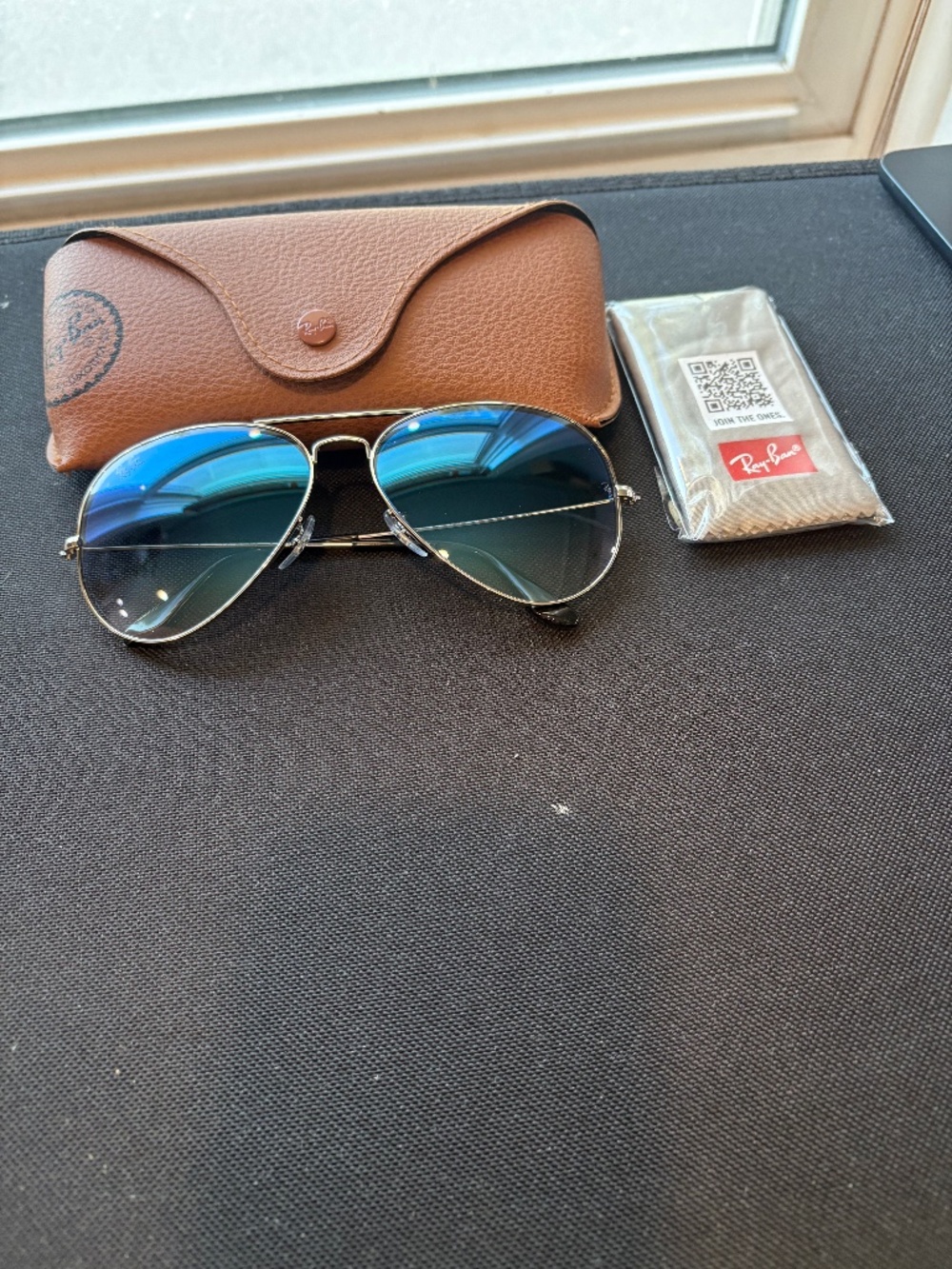 Ray-Ban Aviator Gradient sunglasses (RB3025). Silver frame/blue gradient lenses